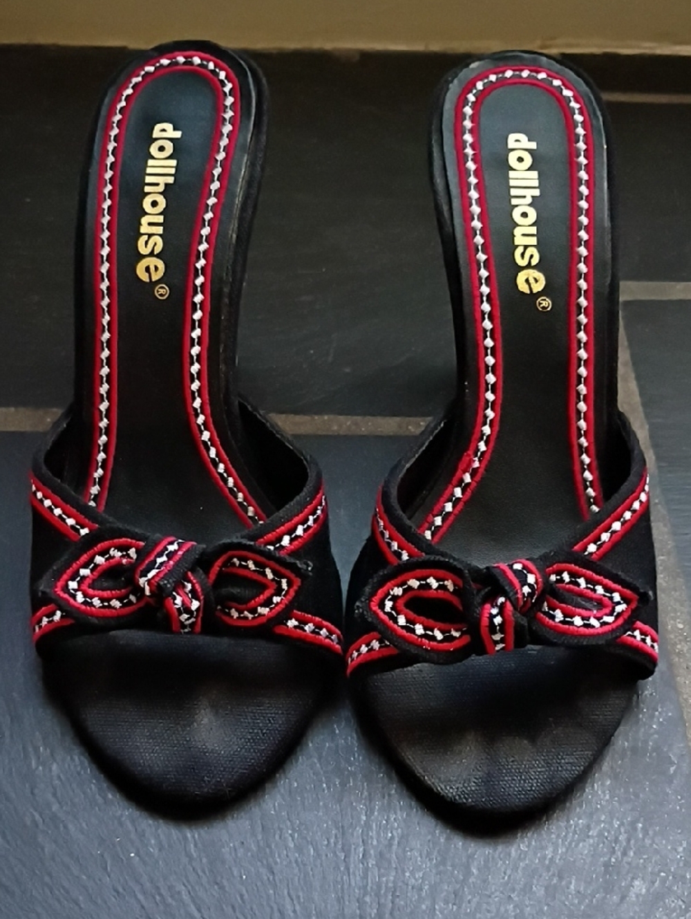 Dollhouse Black and Red Knot-Front Slide Sandals | Size 6